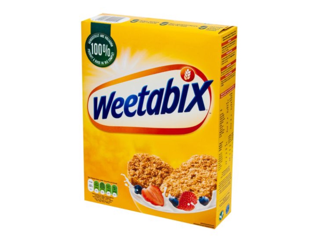 Originálne balenie sušienok Weetabix. Žltá krabica s nápisom Weetabix, ktorý je na bielom oválnom podklade olemovanom červenou farbou. Vpravo dole je obrázok sušienok v miske s mliekom, jahodami a čučoriedkami.