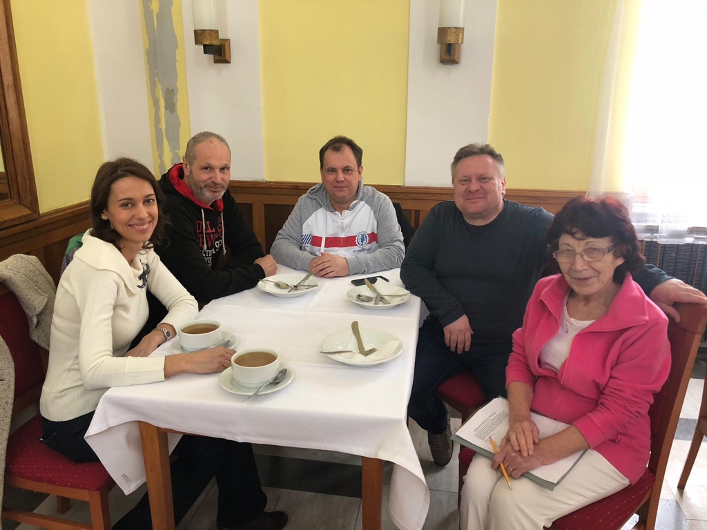 Zábery z prvého NFI obeda v jedálni NEDÚ Ľubochňa, január 2019. Spokojní pacienti za stolom spolu so spoluautorkou NFI protokolu Mgr. Zuzanou Plevovou.